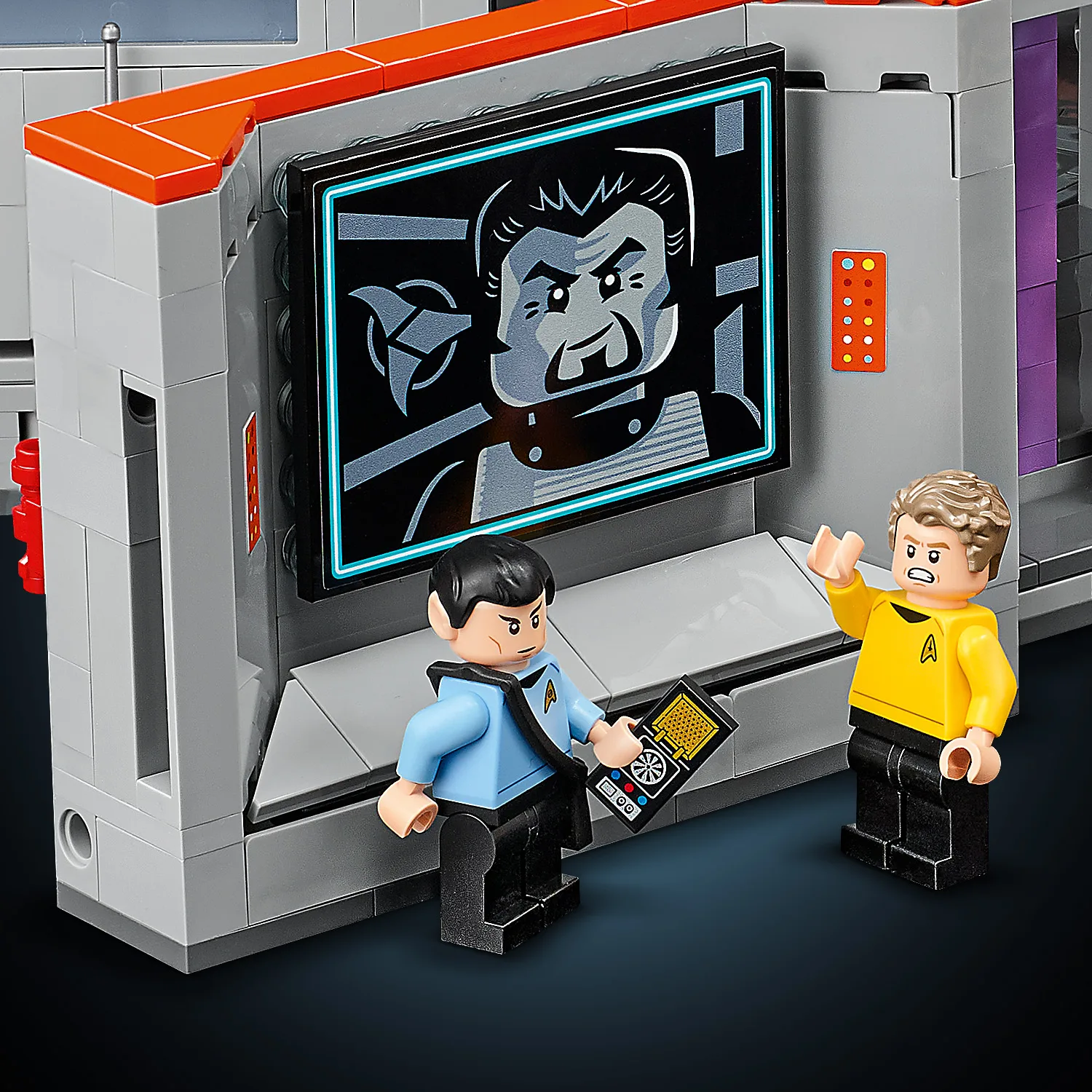 Viewscreen met Klingon-krijger op de brug