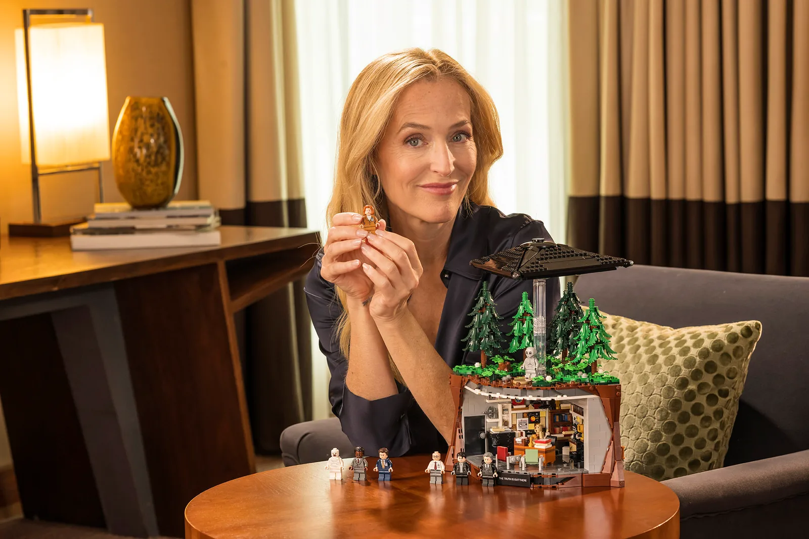 Gillian Anderson met de LEGO® Ideas The X-Files set