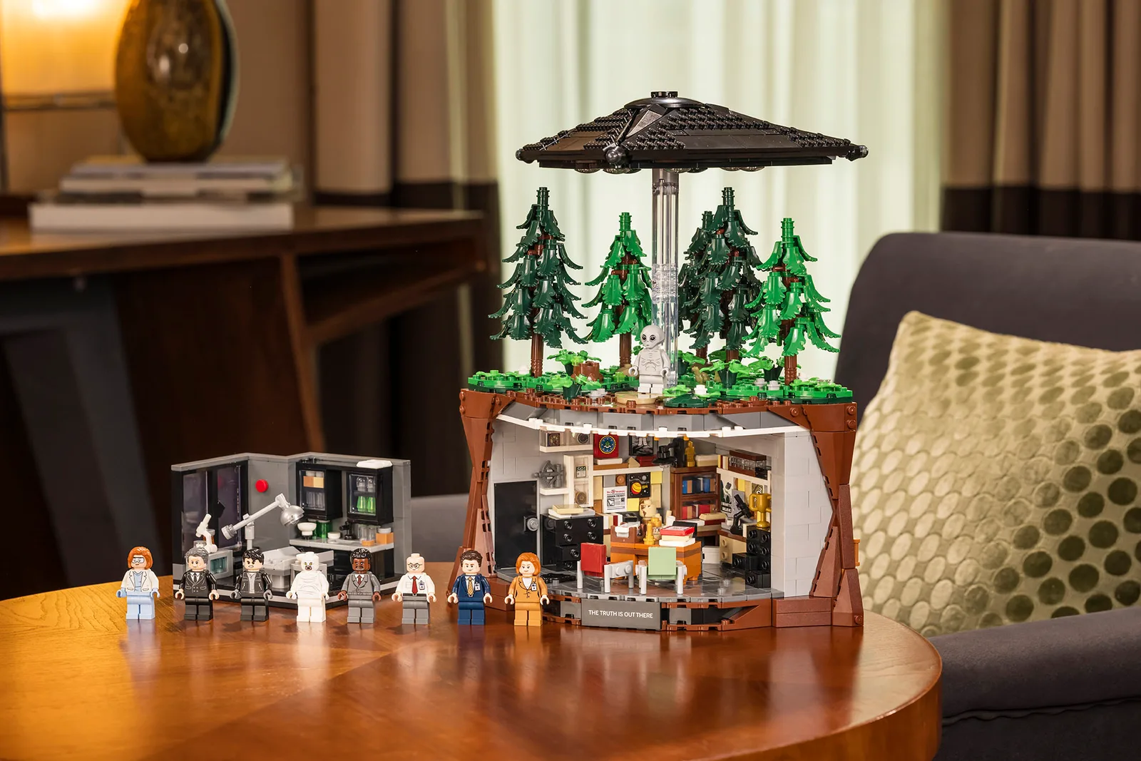 LEGO® Ideas The X-Files naast Scully's Lab (40896)