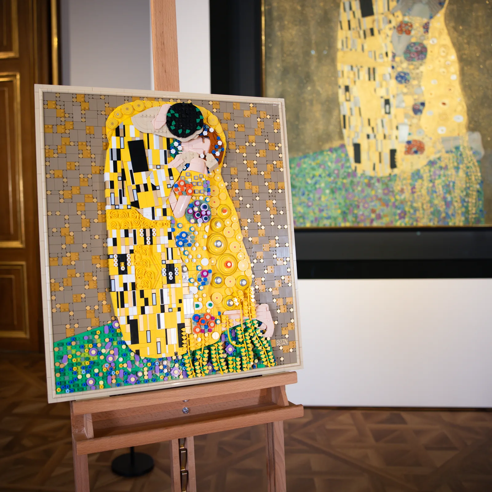 De LEGO® Art-set naast het originele schilderij in het Belvedere Museum