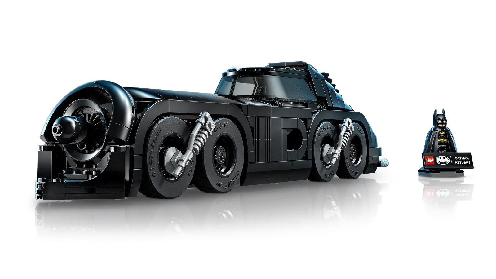 Achterkant van set 76355 met de jetturbine en de Batman™-minifig op standaard